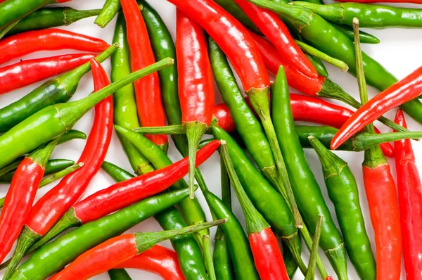 Röd och grön chilipeppar — Stockfoto
