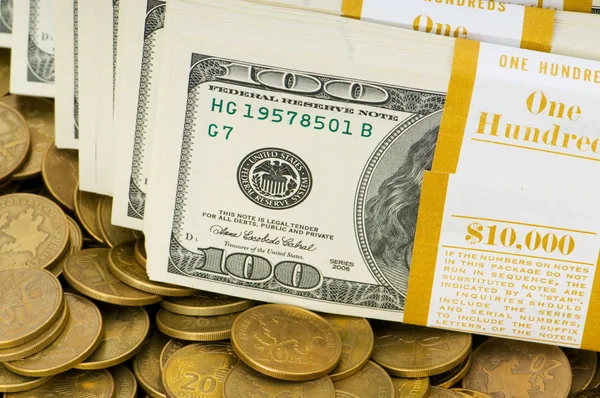 Close up van dollars en munten — Stockfoto