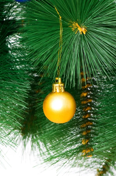 나무에 걸려 있는 크리스마스 장식 — 스톡 사진
