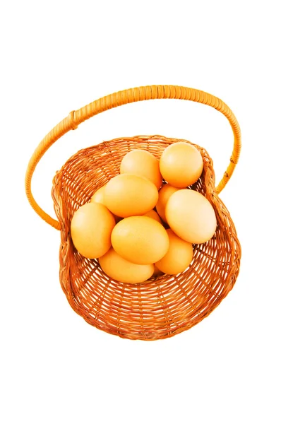 Корзина полна изолированных яиц — стоковое фото