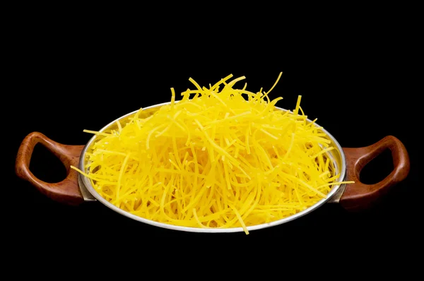Спагетті горщик ізольований на чорному — стокове фото