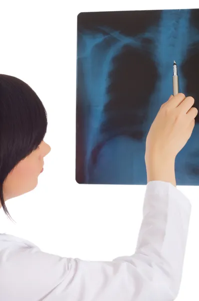Vrouwelijke arts kijken x-ray beeld — Stockfoto