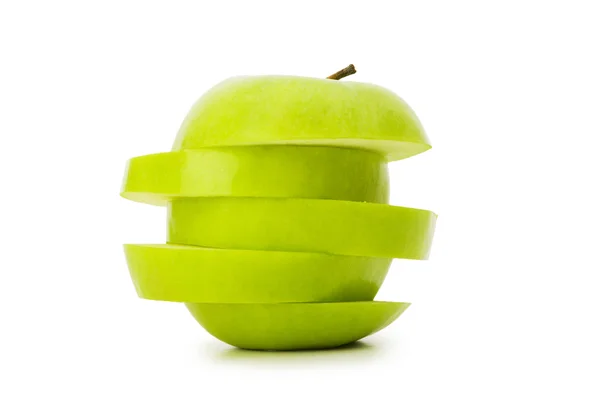 Нарезанное зеленое яблоко изолировано — стоковое фото