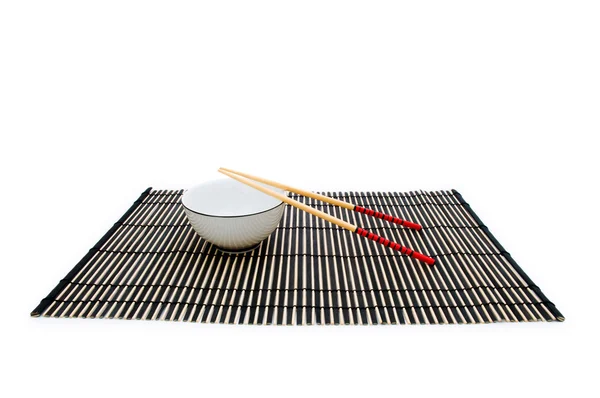 Pałeczki i miski na mat bambusowych — Zdjęcie stockowe