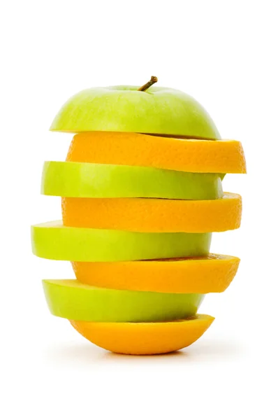 Нарезанный апельсин и яблоко изолированы — стоковое фото