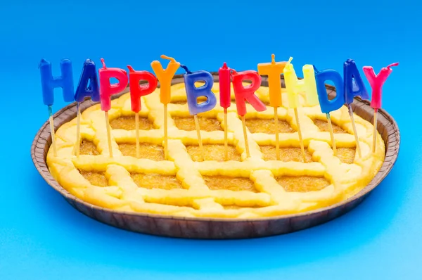 Joyeux anniversaire bougies dans la tarte — Photo