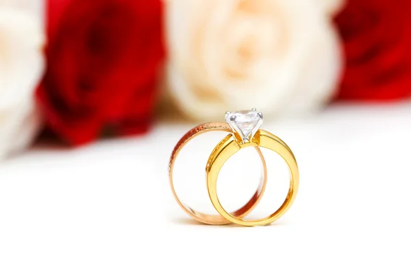 Anéis dourados e rosas isoladas Imagens Royalty-Free