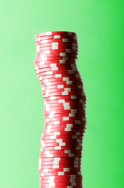 Kırmızı casino chips yeşil karşı yığını