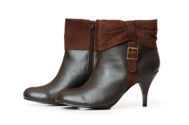 üzerinde beyaz izole kahverengi botları