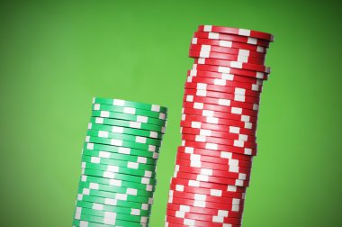 Kırmızı ve yeşil casino fişleri yığını