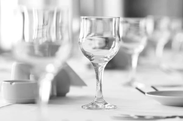 Sklenice na víno na stole — Stock fotografie