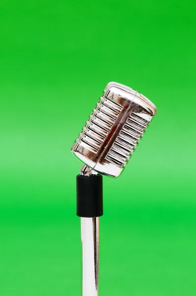 Ročník mikrofon proti zelené — Stock fotografie