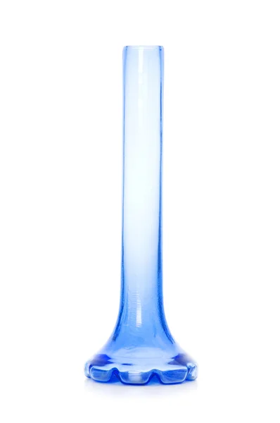 Синяя ваза, изолированная на белом — стоковое фото