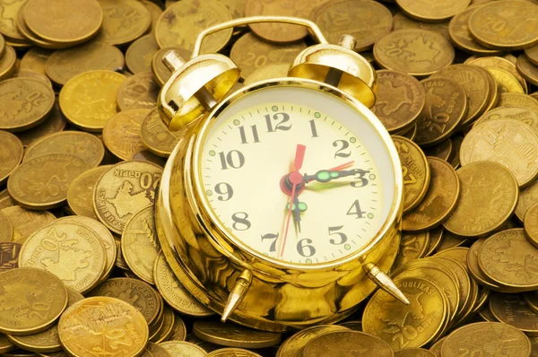 Czas jest koncepcja pieniądza z zegarem — Zdjęcie stockowe