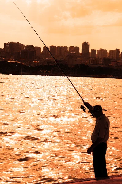 Pescador durante as horas tardias do pôr do sol — Fotografia de Stock