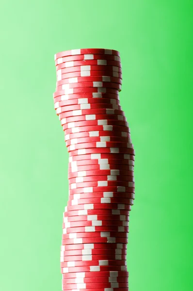 Czerwony kasyno żetonów przed zielony — Zdjęcie stockowe
