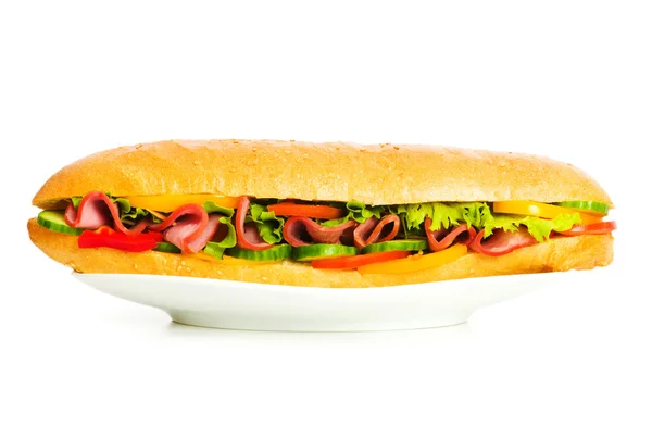 Üzerinde beyaz izole uzun sandviç — Stok fotoğraf