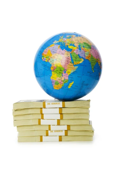 Globe en stapel dollars geïsoleerd — Stockfoto