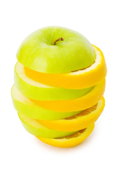 Plasterki pomarańczy i jabłko na białym tle — Zdjęcie stockowe