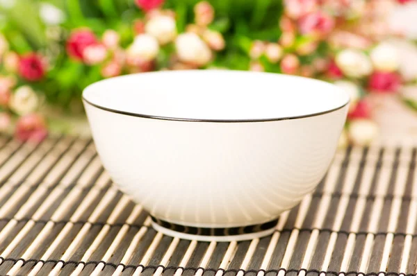 Традиційна азіатська чаша і квіти — стокове фото