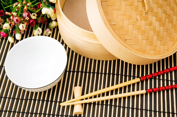 Yemek çubukları ve çanak bambu hasır üzerinde — Stok fotoğraf