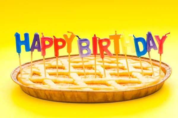 Gelukkige verjaardag kaarsen in de taart — Stockfoto