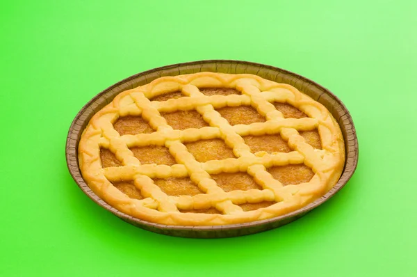 녹색에 고립 된 달콤한 파이 — 스톡 사진