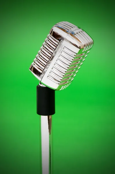 Ročník mikrofon proti zelené — Stock fotografie