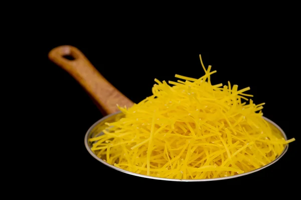 Spaghetti-Topf isoliert auf der schwarzen — Stockfoto