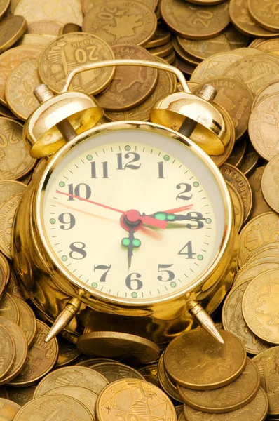 Čas je pojem peníze s hodinami — Stock fotografie