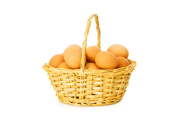 篮子里装满鸡蛋隔离 — 图库照片