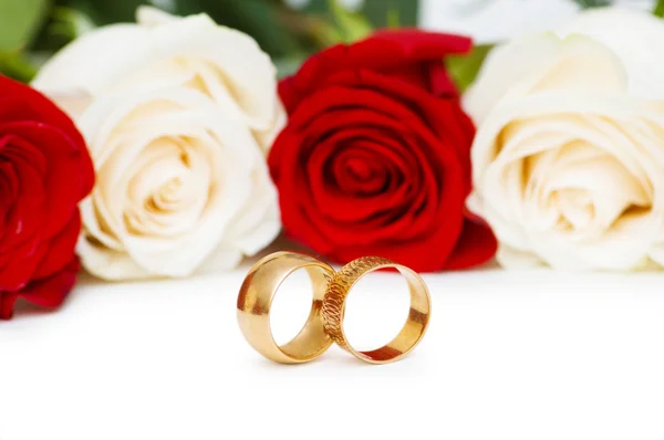 Zlaté prsteny a růže, samostatný — Stock fotografie