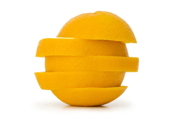 Pomarańcza w plasterkach izolowana na białym — Zdjęcie stockowe