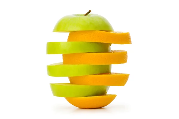 Laranja fatiada e maçã isolada — Fotografia de Stock