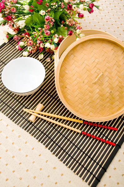 Палички і миска на бамбуковому килимку — стокове фото
