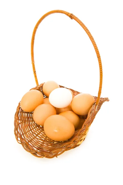 Koš plný vajíček izolovaných na bílém — Stock fotografie