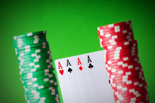 Fichas de casino e quatro ases — Fotografia de Stock