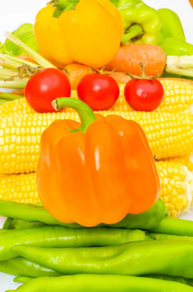 Olika färgglada grönsaker ordnar — Stockfoto