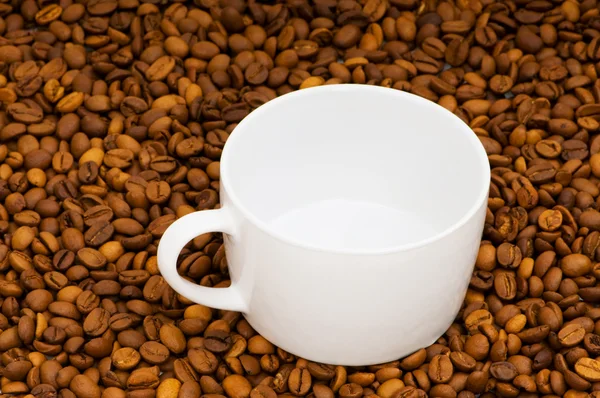 Біла чашка і фон кави — стокове фото