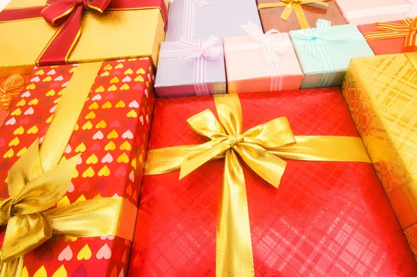 Fechar as caixas de presente com fitas — Fotografia de Stock