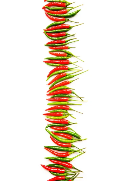 Красный и зеленый перец изолированы — стоковое фото