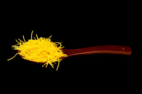 Spaghetti i trä sked isolerade — Stockfoto