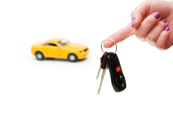 Τα κλειδιά του αυτοκινήτου και το αυτοκίνητο στο υπόβαθρο — Φωτογραφία Αρχείου