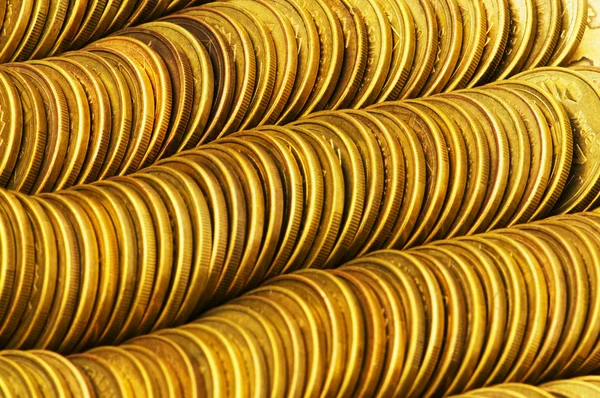 Pilha de moedas de ouro isolada — Fotografia de Stock