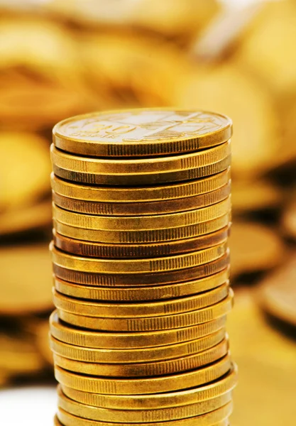 Stack av gyllene mynt isolerade — Stockfoto