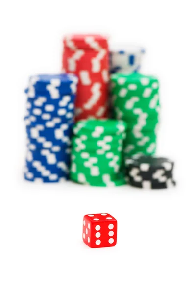 Fichas de casino e morrer isolado — Fotografia de Stock