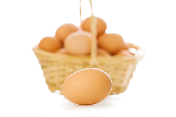 Uova e cestino isolati su bianco — Foto Stock