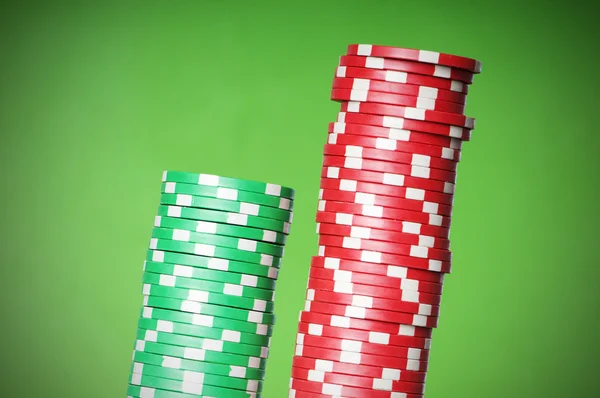 赤と緑のカジノ チップのスタック — ストック写真
