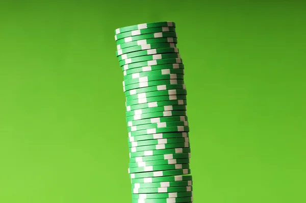 对绿色的赌场筹码的堆栈 — 图库照片