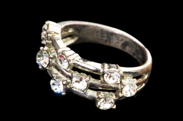 Smycken ring isolerat på svarten — Stockfoto